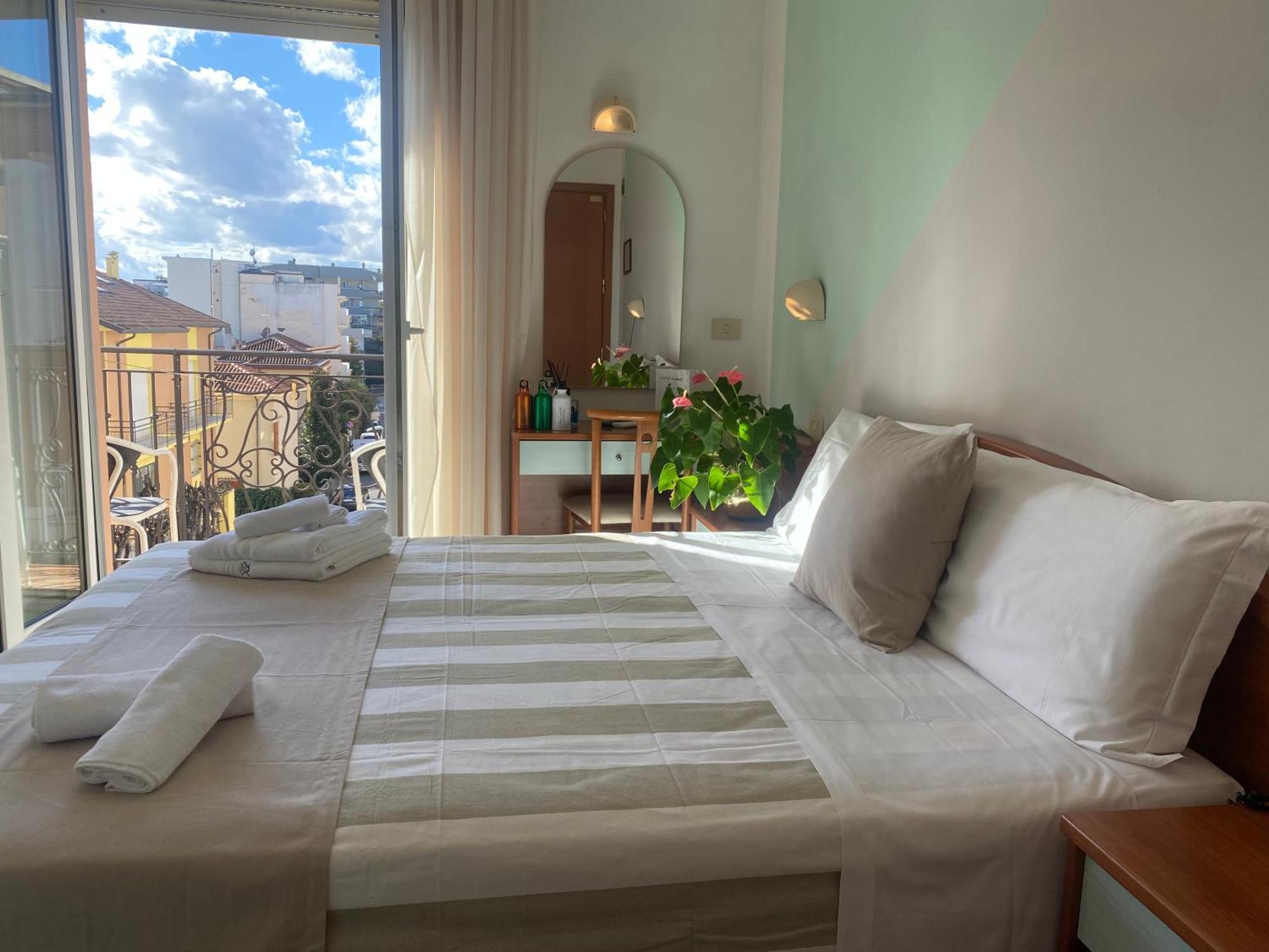 Hotel Villa Caterina Rimini Kültér fotó